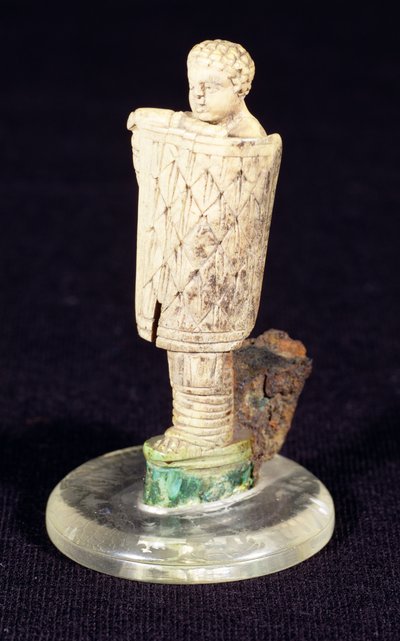 Mango de cuchillo en forma de gladiador de South Shields, siglo II-III d.C. de Roman